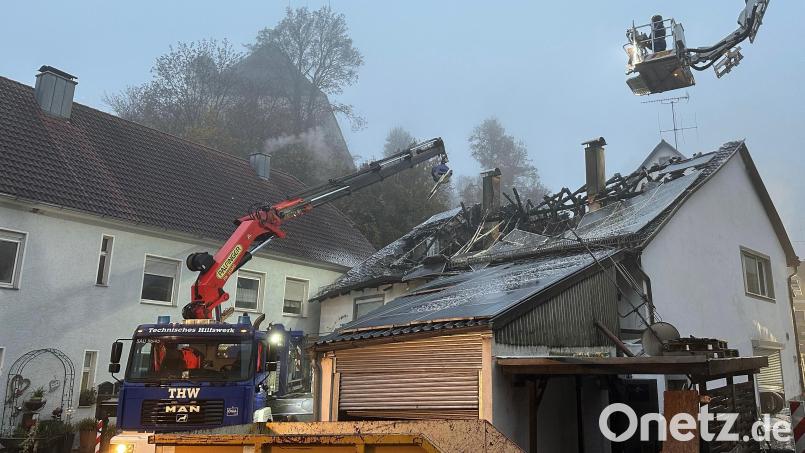 Um die PV-Module vom Brandhausdach zu holen, mussten Fahrzeuge mit Greifern eingesetzt werden, zum Beispiel vom THW. Bild: Kreisbrandinspektion Amberg-Sulzbach