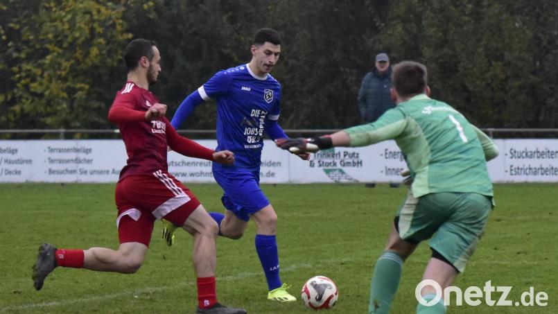 Der Pfreimder Torwart ist geschlagen: Das Duell gegen den SV Etzenricht (blaue Trikots) endete mit 1:1. Nun geht es für die SpVgg nach Tännesberg, während Etzenricht zu Hause gegen Grafenwöhr ran muss. Archivbild: mhs