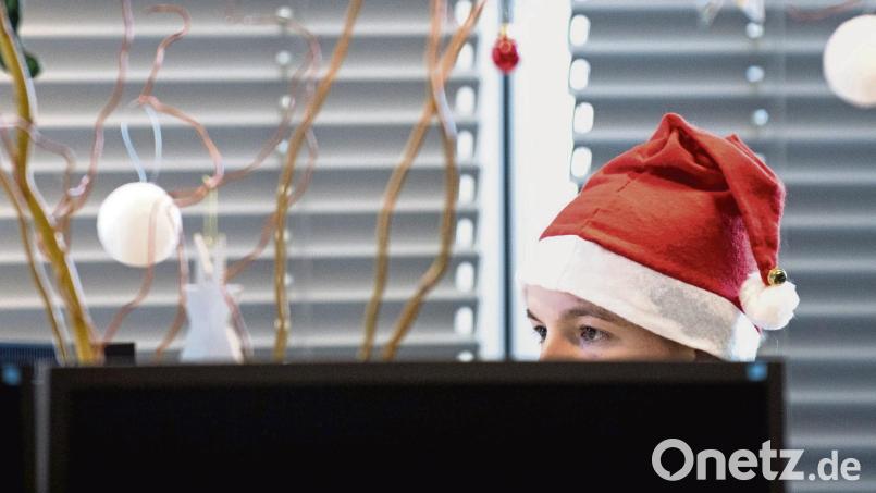 Ist das Weihnachtsgeld erst mal auf dem Konto, wird die Stimmung im Büro gleich viel festlicher. Symbolbild: Zacharie Scheurer/dpa