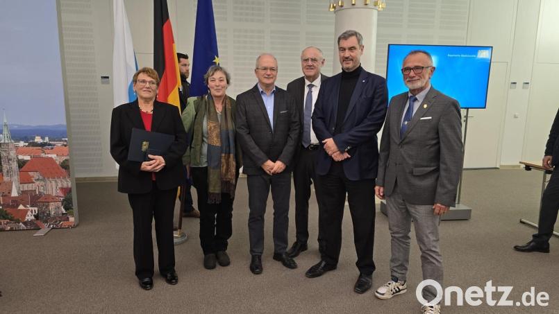 Die für ihre langjährige ehrenamtliche Tätigkeit ausgezeichneten Weidener (von links) Christa Grundler, Erika Brandl, Klaus Fischer und Georg Arnold (rechts) mit Ministerpräsident Markus Söder und Weidens Bürgermeister Lothar Höher (Dritter von rechts). Bild: Fischer