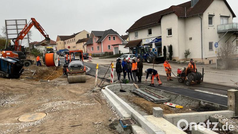 Die Regensburger Straße ist bald wieder frei. Gehweg und Einmündung in die komplett neue Krankenhausstraße sind asphaltiert. Die Arbeiten in der Krankenhausstraße sollen heuer noch abgeschlossen werden. Bild: ihl