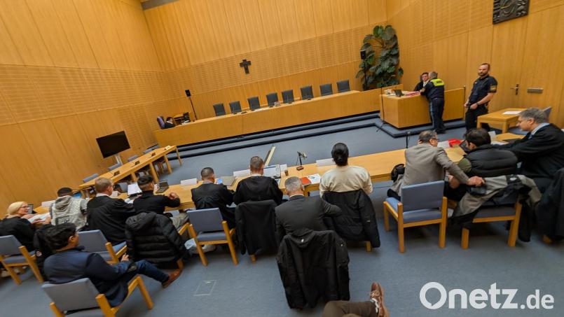 Voll besetzte Anklagebank. Am Freitag hat ein Prozess gegen vier Männer begonnen, die in Weiden für mehrere Raubtaten verantwortlich sein sollen. Bild: Wolfgang Würth