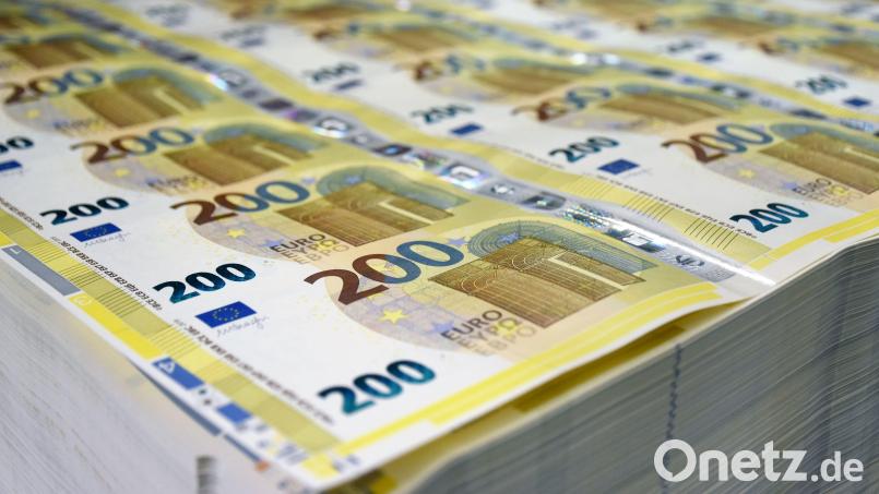 Beamte der Hofer Verkehrspolizei fanden bei einem Mann über 20.000 Euro Bargeld, versteckt in einer Seitentasche seines Reisekoffers. Symbolbild: Esma Cakir