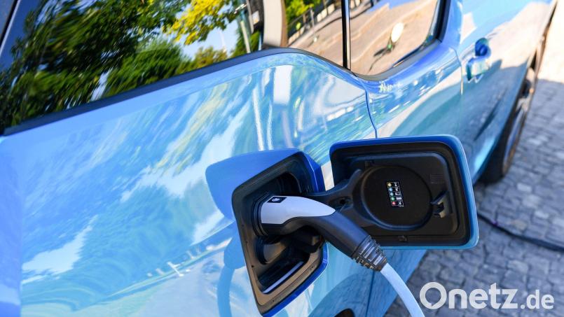 Kostenlose E-Auto-Stellplätze auf den von der Stadt bewirtschafteten Parkflächen in Weiden entfallen ab 2025. Das hat der Hauptverwaltungsausschuss nun entschieden. Bild: Gabi Schönberger