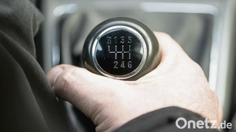 Vor, zurück, zur Seite, ran: Wer im Auto zur Handschaltung greifen muss, kann dabei einige Fehler machen. Symbolbild:  Franziska Gabbert/dpa