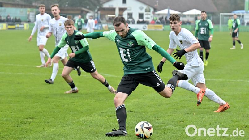 Daniel Gömmel (Mitte) von der DJK Ammerthal ist mit seinen Teamkollegen am Samstag beim ASV Cham zu Gast. Bild: Hubert Ziegler