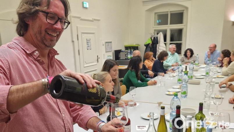 Weinexperte Michael Walz (links) nutzt die Schwandorfer Volkshochschule, mit Kursen seine Liebe zu Qualitätsweinen zu verbreiten. Die Nachfrage nach seinen Tastings ist enorm, die Teilnehmer kommen von weit her. Bild: Dobler