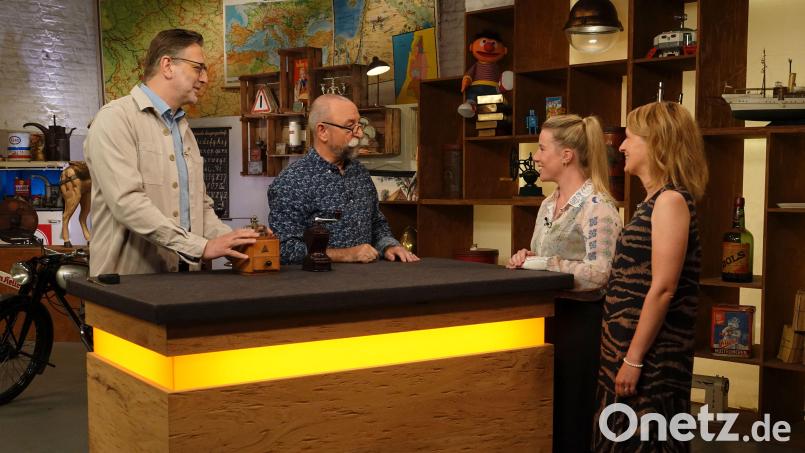 Experte Detlev Kümmel und Moderator Horst Lichter (von links) nehmen in der Sendung &quot;Bares für Rares&quot; die Kaffeemühlen von Frederike Schell und Franziska Wünsch (rechts) aus Schwandorf unter die Lupe. Bild: ZDF/ZDF