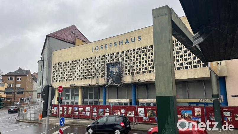 Das Problem der brütenden Tauben in der Fassade des Josefshauses beschäftigt die Stadt weiter. Wird ein Neubau an dieser Stelle es beseitigen? Die Gespräche mit dem Hauseigentümer sollen weitergehen. Bild: Gabi Schönberger