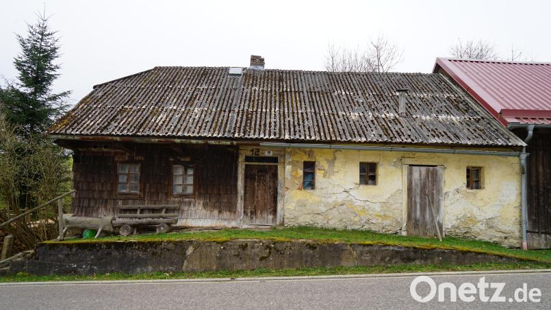 Ein Schopfwalmdach, eine Verkleidung mit Scharschindeln und eine Unterteilung in Wohn- und Stallteil: das Böhmerwaldhaus. Bild: Schönberger/exb