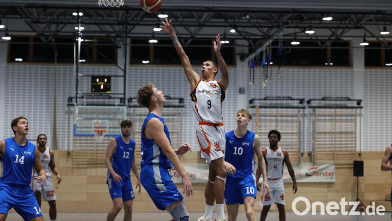 Aufgrund vieler Ausfälle reisen die Neustädter Basketballer am Samstag mit vielen Nachwuchsspielern wie Jariah Oliver (am Ball) nach Dresden. Bild: Dieter Jäschke