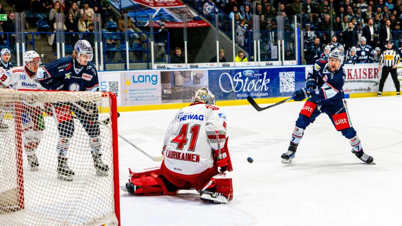 Devils-Stürmer Luca Gläser (rechts) scheitert in dieser Szene mit seinem Schuss am Regensburger Goalie Eetu Laurikainen. Bild: Elke Englmaier