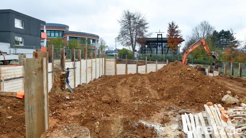 In Kümmersbruck entstehen gerade viele Neubauwohnungen und Baugrundstücke. Auch die Gemeinde selbst baut, direkt unterhalb des Rathauses: Im Seniorenwohnpark entstehen geförderte Wohnungen, speziell für ältere Mieter. Bild: Petra Hartl
