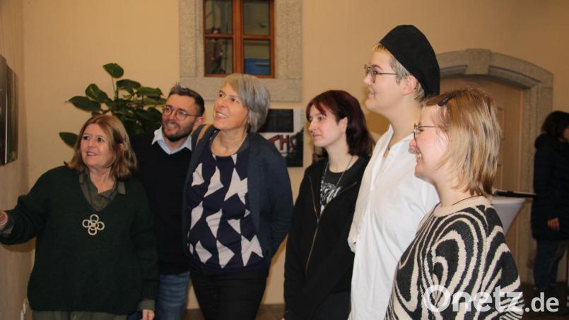 Die Tutorinnen Carla Patenge, Addie Bolchovitinov und Luise Hiller sowie Irene Fritz, Projektbetreuer Martin Filchner und Fotografenmeisterin Claudia Köppel (von rechts) betrachteten bei der Ausstellungseröffnung die gelungenen Fotodrucke. Bild: prh