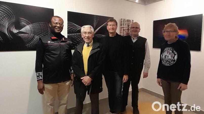 Pfarrer Dr. George Emeka Oranekwu (von links) und José Agüeras sowie Manfred Berndt (von links) und Bürgermeister Klaus Meyer mit Fotograf Richard Berndt (Mitte) vor Werken der Ausstellung „Lichtbilder“. Bild: Barbara Bannert/exb