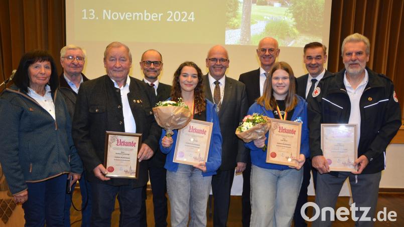 Über die Auszeichnung freuten sich (vorne, von links) Rosemarie und Ferdinand Scharnagl, Annalena Keil, Lisa Wurm und Günter Plonner. Ihnen gratulierten unter anderem Bürgermeister Klaus Meyer (hinten, Mitte) und Regierungspräsident Walter Jonas (hinten, Zweiter von rechts). Bild: jr