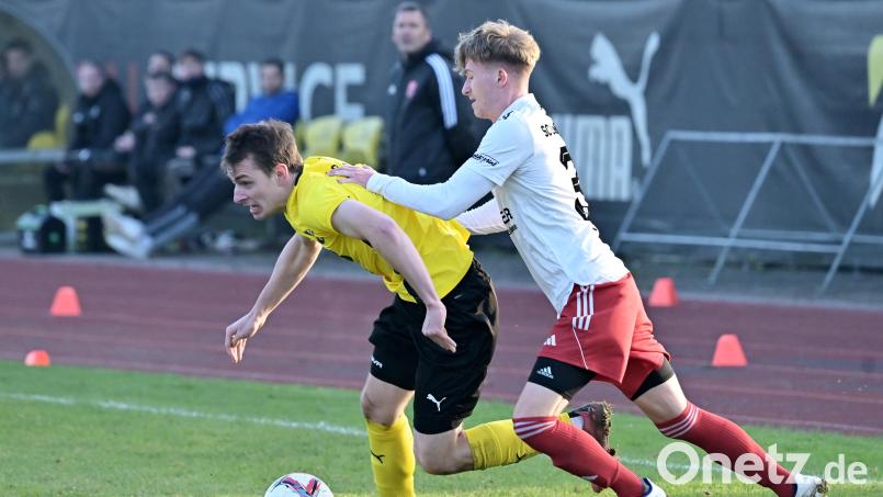 Paul Götz (links) und der FC Amberg sind am Sonntag beim Mitaufsteiger FC Kosova Regensburg zu Gast, Bild: Hubert Ziegler