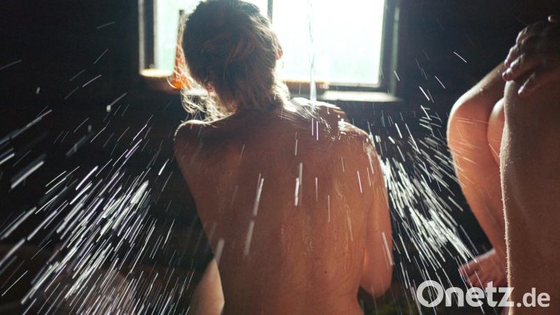 Szene aus dem Dokumentarfilm &quot;Smoke Sauna Sisterhood&quot; von Regisseurin Anna Hints. Bild: Neue Visionen Filmverleih GmbH/dpa
