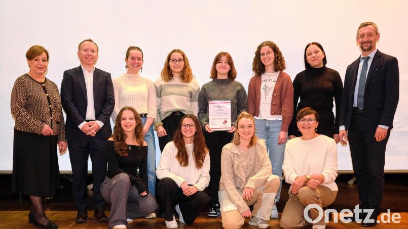 Die Schülerinnen des ausgezeichneten P-Seminars erhielten die Urkunde aus den Händen von Ministerialbeauftragter Anette Kreim (ganz links), daneben Oliver Klein (Vereinigung der Bayerischen Wirtschaft), rechts Schulleiter Hans Kistler. Vorn rechts: Daniela Pröls, die Leiterin des P-Seminars. Bild: Peter Ringeisen