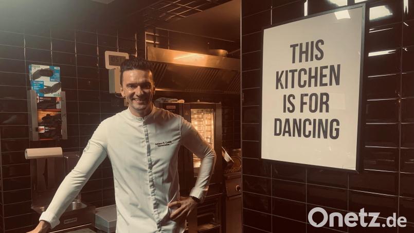 Adriano Colella im Herzstück der ehemaligen Pizzeria seiner Eltern, in der Küche: Hier finden Kochkurse statt. Bild: Stefanie Roth