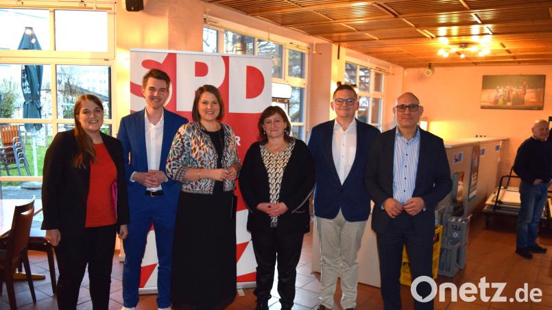 Die Oberpfälzer SPD beim Bezirksparteitag in Neumarkt. Von links: Landesvorsitzende Ronja Endres, David Mandrella, Carolin Wagner, Marianne Schieder, Gregor Forster und Ismail Ertug. Bild: Franz Xaver Meyer
