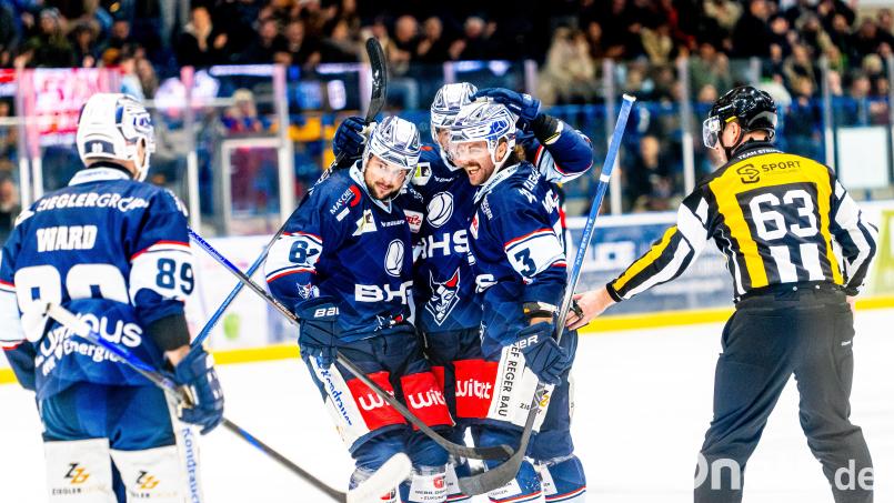 Szenen aus dem Oberpfalz-Derby in der DEL2 zwischen den Blue Devils Weiden (blaue Trikots) und den Eisbären Regensburg am 15. November 2024. Die Gastgeber gewannen mit 2:1. Bild: Elke Englmaier