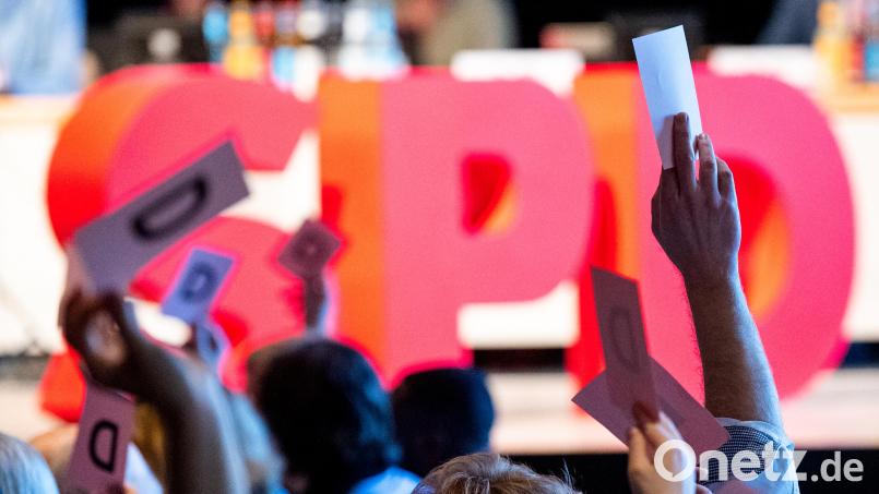 Stimmkarten werden während eines SPD-Parteitags hochgehalten. Symbolbild: Daniel Bockwoldt /dpa