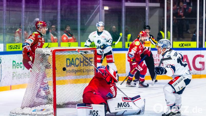 Marat Khaidarov (rechts) trifft in dieser Szene zum ersten Mal im Trikot der Blue Devils Weiden zur zwischenzeitlichen 3:1-Führung. Bild: Tobias Neubert
