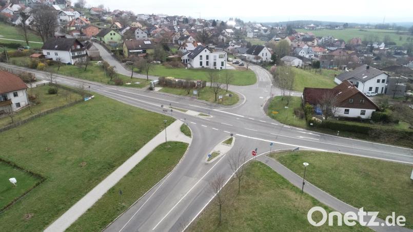 Zum geplanten Umbau oder Ausbau der Schutzengelkreuzung herrscht bei Bürgermeister Reinhard Sollfrank noch Optimismus, dass dieses Vorhaben mit dem Markt Parkstein als Kostenträger noch umgesetzt wird. Bild: bey