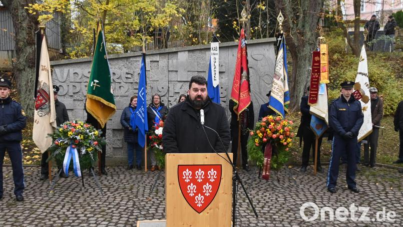 Am Ehrenmal am Friedhofsberg waren die Fahnenabordnungen der Vereine und Verbände aufgezogen, als Erster Bürgermeister Stefan Frank der Opfer von Kriegen und Gewalt gedachte. Bild: gf