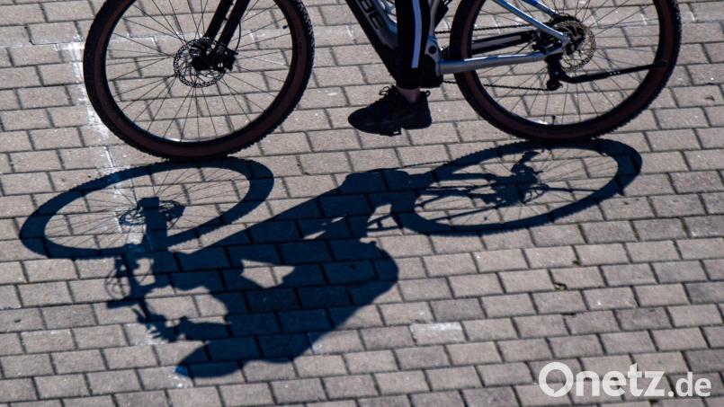 In Hersbruck sind am Dienstagabend, 12. November, eine Frau und ein junger Mann auf ihren Rädern zusammengestoßen. Symbolbild: Stefan Sauer/dpa/Symbolbild
