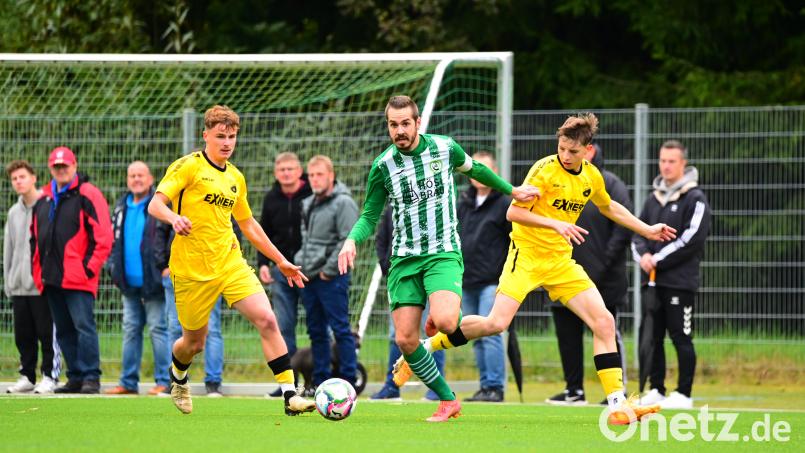 Marco Kießling (Mitte/Szene aus einem früheren Spiel) saht im Spiel der Mitterteicher in Steinachgrund die Rote Karte. Bild: Schrems, Thomas