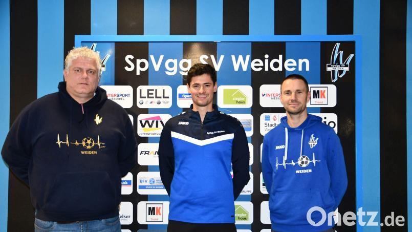 SpVgg-SV-Sportdirektor Rüdiger Hügel (links) mit dem künftigen NLZ-Leiter Oliver Eckl (Mitte) und Christian Most, der im Sommer das NLZ verlässt und Trainer beim SV Schwandorf-Ettmannsdorf wird. Bild: Nachtigall