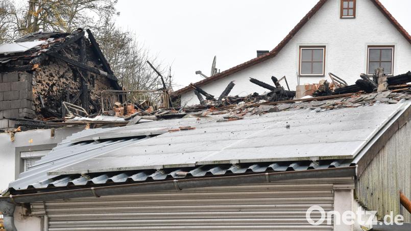 Bei einem Dachstuhlbrand in Heimhof Anfang November ist auch eine Photovoltaik-Anlage auf dem Haus und einer benachbarten Garage in Mitleidenschaft gezogen worden. Bild: Petra Hartl