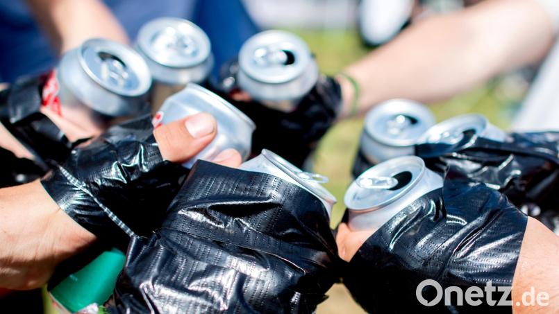 In Weiden hat ein Tankwart einen Dieb beim Dosenbier-Diebstahl erwischt. Symbolbild: Hauke-Christian Dittrich/dpa