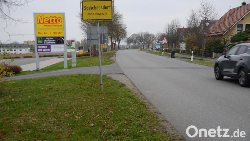 Eine der ersten Maßnahmen im Mobilitätskonzept ist eine Querungshilfe an der Weidener Straße (Bild) zu den Einkaufmärkten. Bild: ak