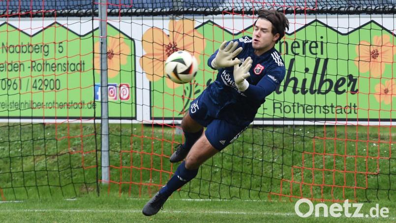 Max Baierl hält im dieser Szene den Strafstoß eines Hauzenbergers. Am Ende stand der Sportclub Luhe-Wildenau dennoch mit leeren Händen da. Bild: Gerhard Büttner