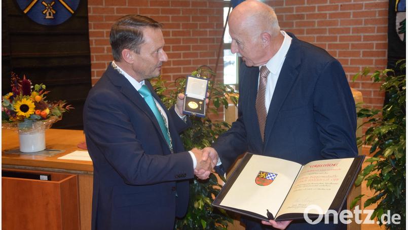 Schon bei der Verleihung der Bürgermedaille durch Oberbürgermeister Jens Meyer an Josef Gebhardt (rechts) im Oktober ist klar: Es wird die letzte Auszeichnung in massivem Gold sein. Archivbild: fz