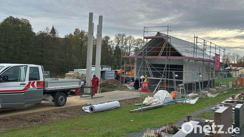 Derzeit wird im Friedhof in Pullenreuth fleißig gearbeitet. Am neuen Leichenhaus gibt es, wie auf dem Bild zu sehen ist, noch viel zu tun. Bild: Gemeinde Pullenreuth/exb