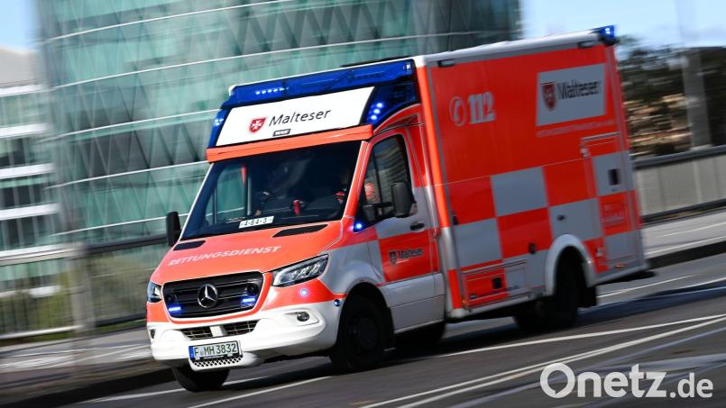 Nach einem Autounfall stirbt eine Frau in einer Klinik. (Symbolbild) Bild: Arne Dedert/dpa