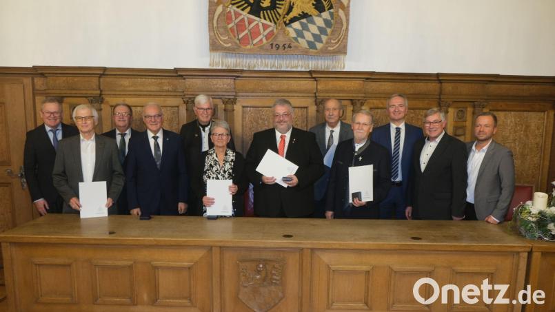 Ehrungsabend im Rathaus (von links): Oberbürgermeister Michael Cerny, Bernhard Saurenbach, Martin Preuß, Heinz Donhauser, Karl Müller, Wanda Szumlewski, Carsten-Armin Jakimowicz, Dieter Amann, Siegfried Balzer, Harald Schwartz, Dieter Mußemann und Ehrengast MdL Bernhard Heinisch. Bild: usc
