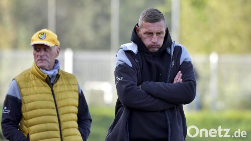 Ungemütliche Wochen für Trainer Andreas Scheler (rechts), Teammanager Hannes Beer (links) und den FC Amberg. Im Aufsteigerduell verloren die Amberger bei Kosova Regensburg mit 0:5. Archivbild: Hubert Ziegler