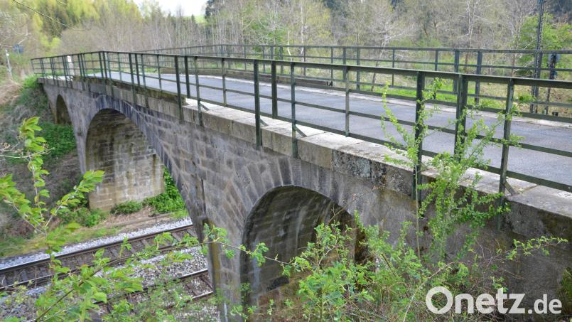 Die Eisenbahnbrücke beim Ortsteil Scheibe ist bereits sehr alt. Das Landesamt für Denkmalschutz hat angeregt, sie unter Denkmalschutz zu stellen. Bild: Benkhardt