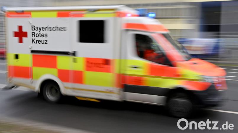 Sanitäter bringen den Senior mit schweren Verletzungen in ein Krankenhaus. (Symbolbild) Bild: Peter Kneffel/dpa