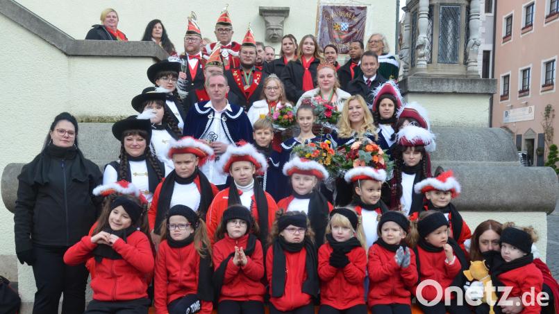 Das neue Weidener Prinzenpaar und das Kinderprinzenpaar stehen auf der Treppe des alten Rathauses (dritte Reihe Mitte). Bild: Kunz