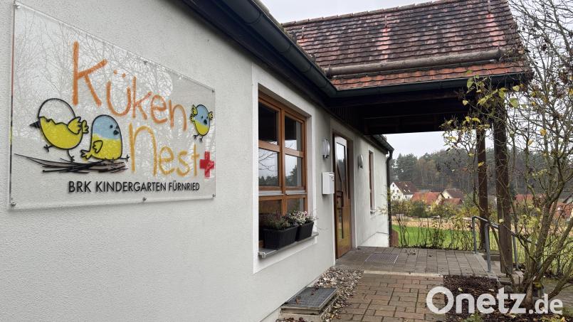 Der BRK-Kindergarten &quot;Kükennest&quot; in Fürnried hat nicht nur viele Wasserschäden, sondern auch ein Drainage- und Kanalproblem. Jetzt wird gebaggert hinterm Haus. Bild: ge