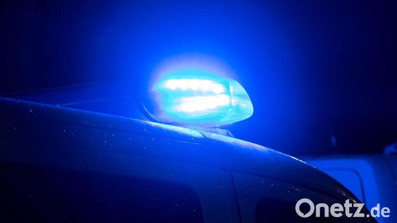 Die Weidener Polizei ermittelt nach einem kleinen Brand an einer Bushaltestelle. Symbolbild: Sarah Knorr/dpa