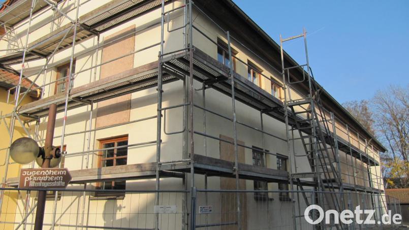 Im Josefshaus Hirschau ist die Brandschutzsanierung angelaufen. Es wird ein Abgang über eine Außentreppe von Obergeschoß angebaut. Auch die seitliche Glasfront und Teile der Technik werden verändert. Bild: fg