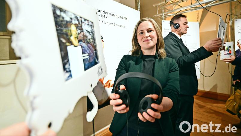 Kopfhörer auf und los geht es: Wie die modernen Ausstellungstools in der Wunsiedeler Brüderstube funktionieren, erklärte Projektleiterin­ Jill Rehfeld. Bild: Florian Miedl/fph
