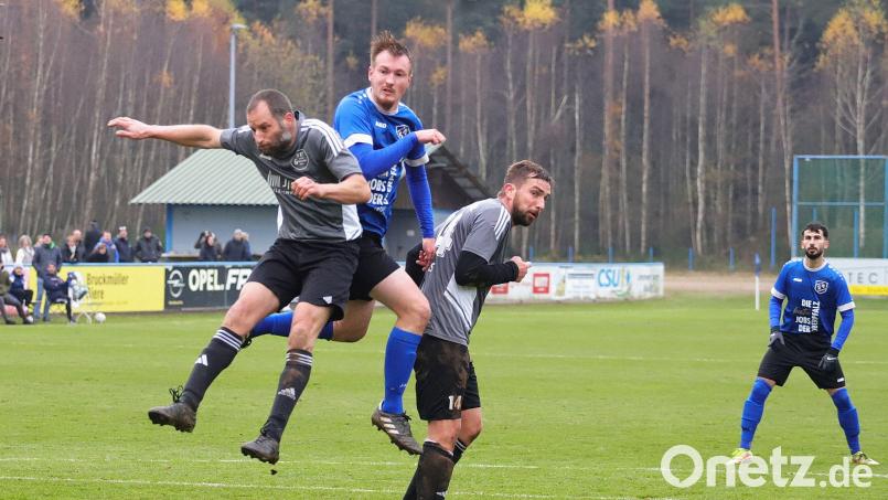 Martin Pasieka (blaues Trikot, beim Kopfball) brachte den SV Etzenricht gegen Grafenwöhr in Führung. Bild: war